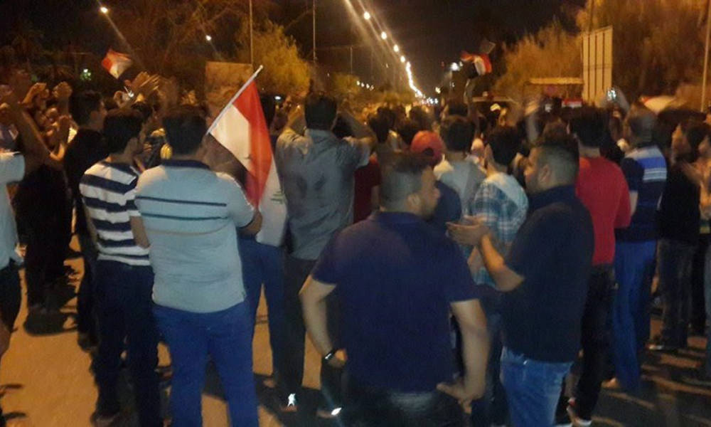 العشرات من البصريين يجددون تظاهراتهم للمطالبة بتوفير الخدمات ومنع استخدام الرصاص الحي خلال التظاهرات