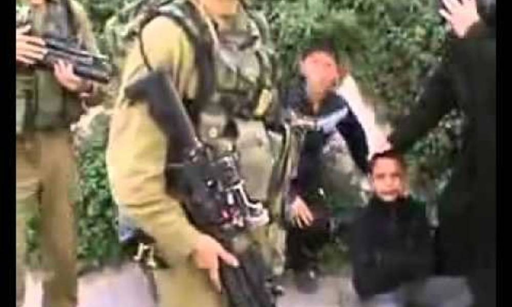 شاهد بالفيديو ......ضابط اسرائيلي يعتدي على طفل فلسطيني
