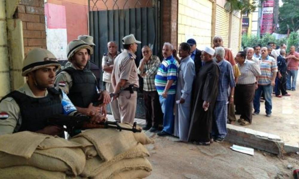 الناخبون المصريون يبدأون التوافد على صناديق الاقتراع