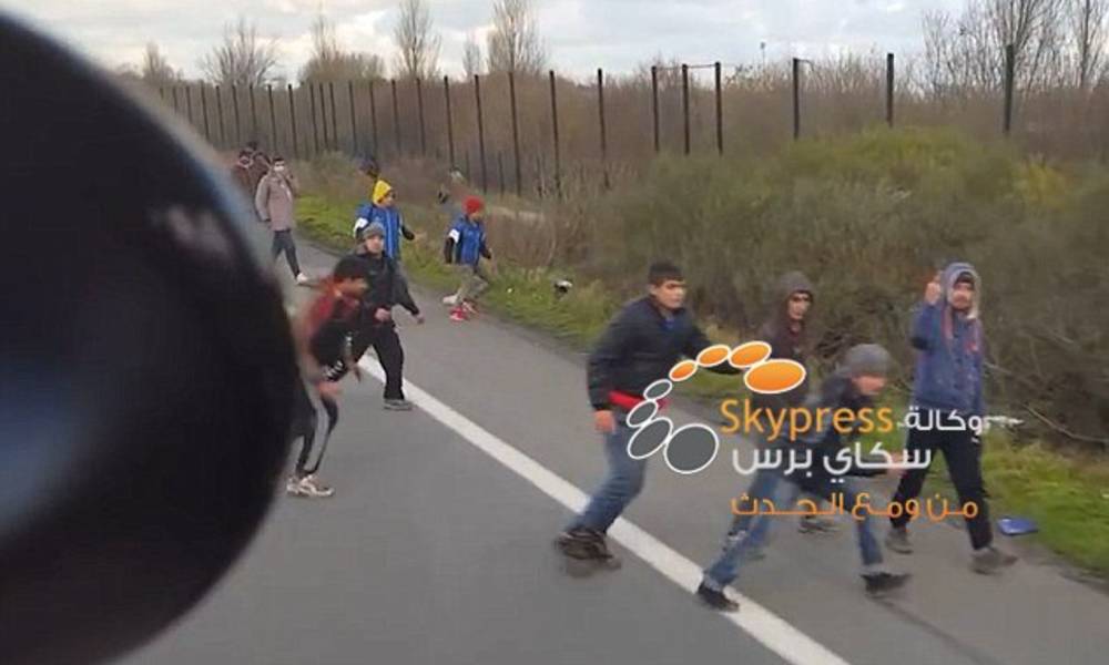 بالفيديو... سائق شاحنة يحاول دهس اللاجئين على الطريق