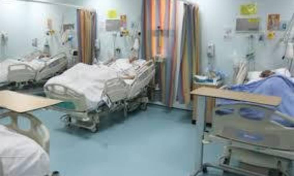 شاهد بالفيديو... مريضان يتقاتلان على السرير داخل احدى المستشفيات المزدحمة في بغداد