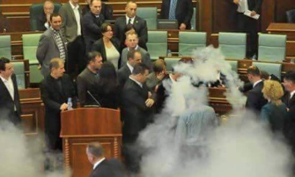 بالصورة.. رئيس وزراء كوسوفو يرمي قنبلة مسيلة للدموع في البرلمان