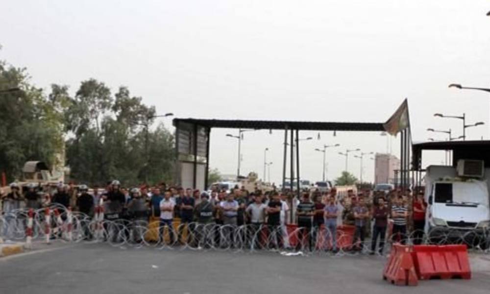 القوات الامنية تقطع جسر الجمهورية لمنع المتظاهرين من الوصول الى المنطقة الخضراء