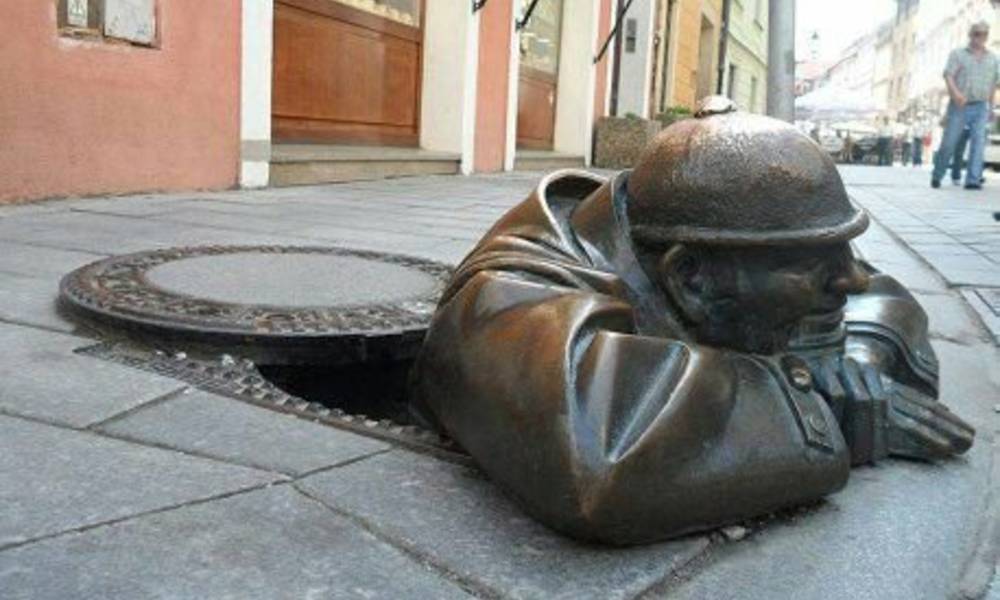 بالصورة... تمثال عامل نظافة في سلوفاكيا ينتظر حبيبته