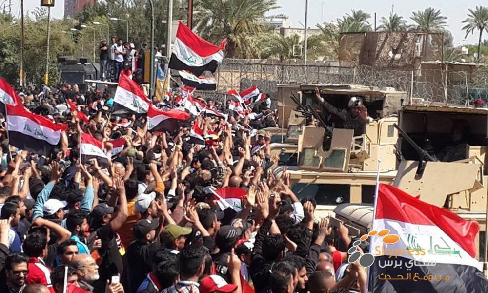 المتظاهرون يقتحمون الحاجر الامني في العلاوي