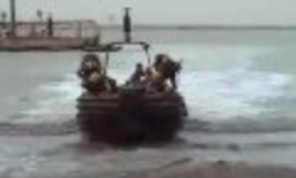 بالفيديو.. هكذا دخلت فرقة الكومندوس البحرية إلى ميناء أم قصر