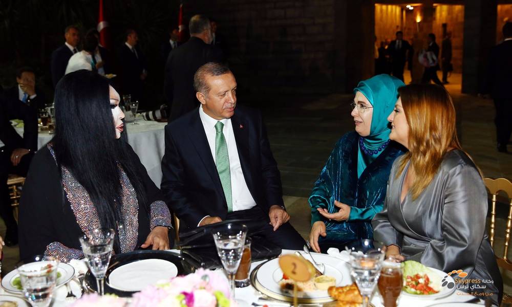 أردوغان يجالس أشهر المتحولين جنسيًا على مائدة الافطار