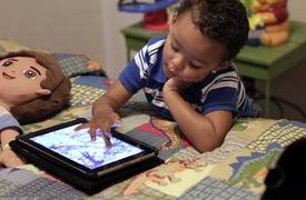 دراسة : الأطفال الذين يعشقون الأجهزة اللوحية يعتبرون مشاهدة التلفزيون شكلاً من أشكال العقاب