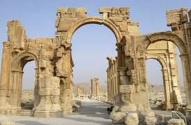 داعش يُفجر قوس النصر الاثري في مدينة تدمر في سوريا