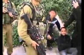 شاهد بالفيديو ......ضابط اسرائيلي يعتدي على طفل فلسطيني