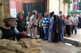 الناخبون المصريون يبدأون التوافد على صناديق الاقتراع