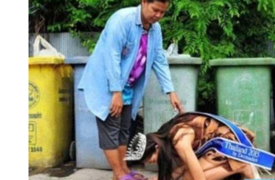 شاهد بالصور...ملكة جمال تايلند تقبّل قدم عاملة النظافة