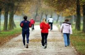 دراسة: المشي السريع أكثر فعالية في إنقاص الوزن