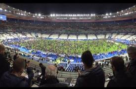 شاهد بالفيديو... هلع الجماهير لحظة سماع صوت الانفجار خارج ملعب باريس