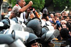 القوات الامنية تعتقل عدداً من المتظاهرين امام مجلس النواب