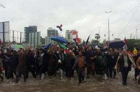 بالصور.. أتباع التيار الصدري يتظاهرون راجلين من مدينة الصدر إلى الخضراء