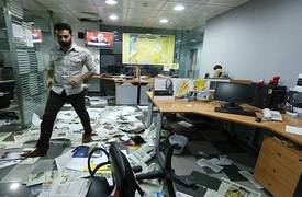 بالصورة.. لبنانيون يقتحمون مكتب صحيفة الشرق الأوسط في بيروت والسبب؟
