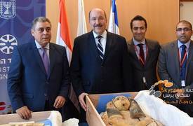 إسرائيل تعيد قطعتين أثريتين إلى مصر