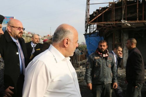 بالصور .. العبادي يتفقد مكان الاعتداء الارهابي في بغداد الجديدة 