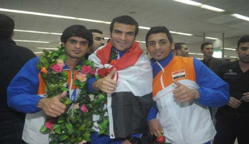 شاهد بالصور والفيديو...لحظة وصول منتخبنا الاولمبي إلى مطار بغداد