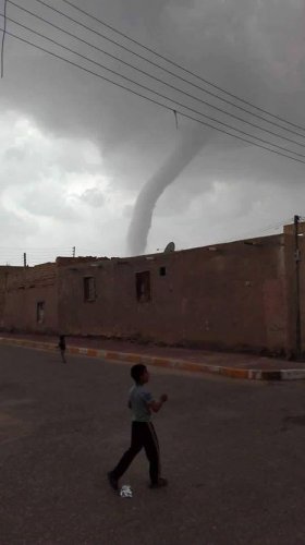بالصور.... اعصار يضرب محافظة ميسان