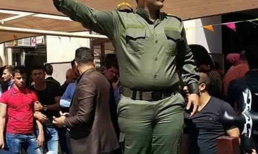 بالصورة.. طالب جامعي يقلد شخصية صدام حسين بالحفلة التنكرية لكلية الإسراء الجامعة