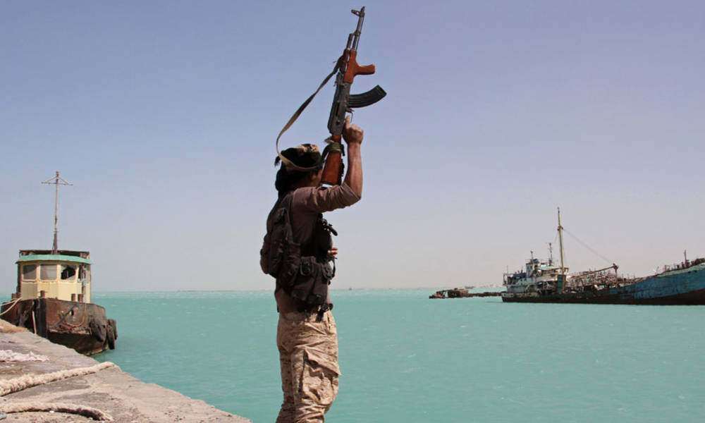 الحوثيون يهددون بقطع الملاحة في البحر الأحمر