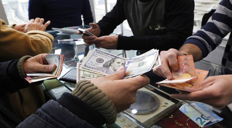 Iraqis lose half of their assets deposited in Iranian banks after the collapse of the Toman