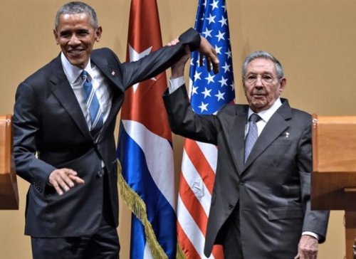 Cuban President prevents Obama put his hand on his shoulder